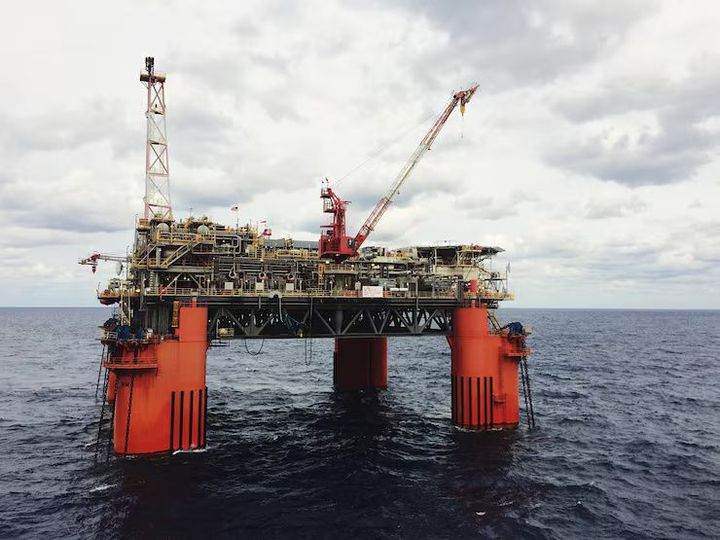 Offshore Cranes: Explore Lifting Technology and Equipment for Oil Rig Operations