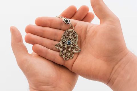 Three-Stone Engagement Rings: Insights Into Symbolic Designs and Diamond Arrangements