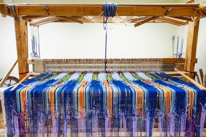 Jacquard Looms: Guide to Design, Functions, and Textile Applications
