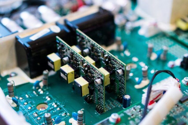 Electronic Components Guide: Learning About Modern Devices and Circuit Elements