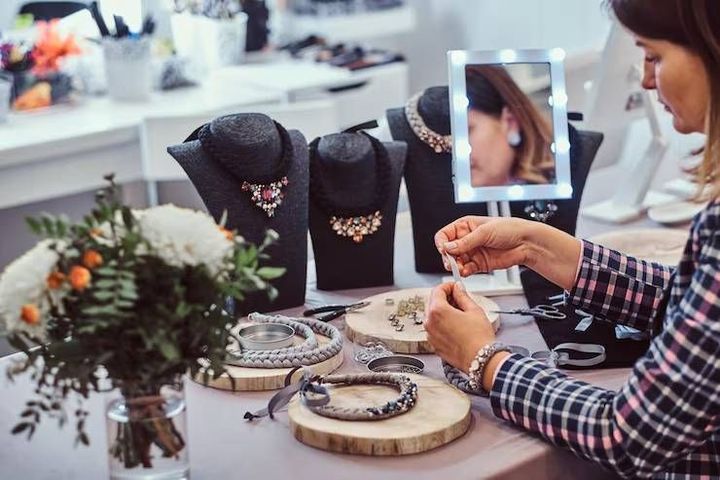 Experiential Jewelry Design: Guide to Creative Concepts and Practical Insights