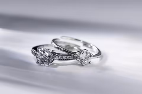 Cushion Cut Engagement Rings: Guide to Styles, Diamonds and Settings