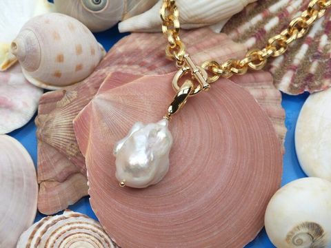 Sculptural Jewelry: Guide to Artistic Forms, Styles, and Design Insights