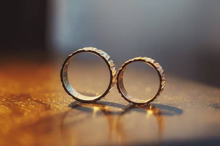 Platinum Wedding Bands: Purity, Designs, Trends & Guide